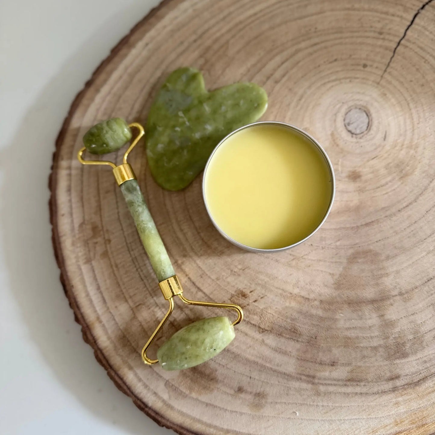 Set jade roller, gua sha et baume multi usage dans son pochon Mundo