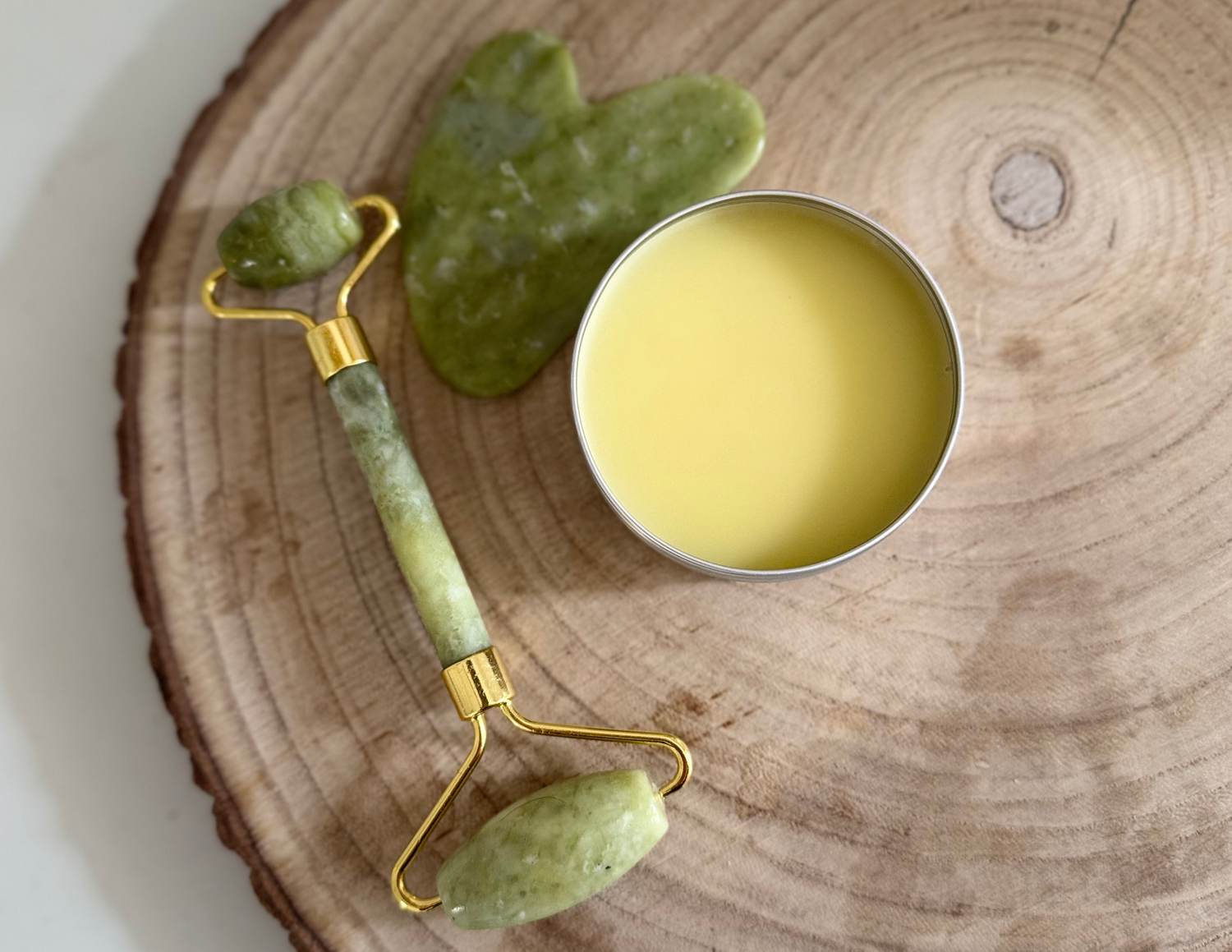 Image d'un baume multi usage avec un roller jade et un gua sha