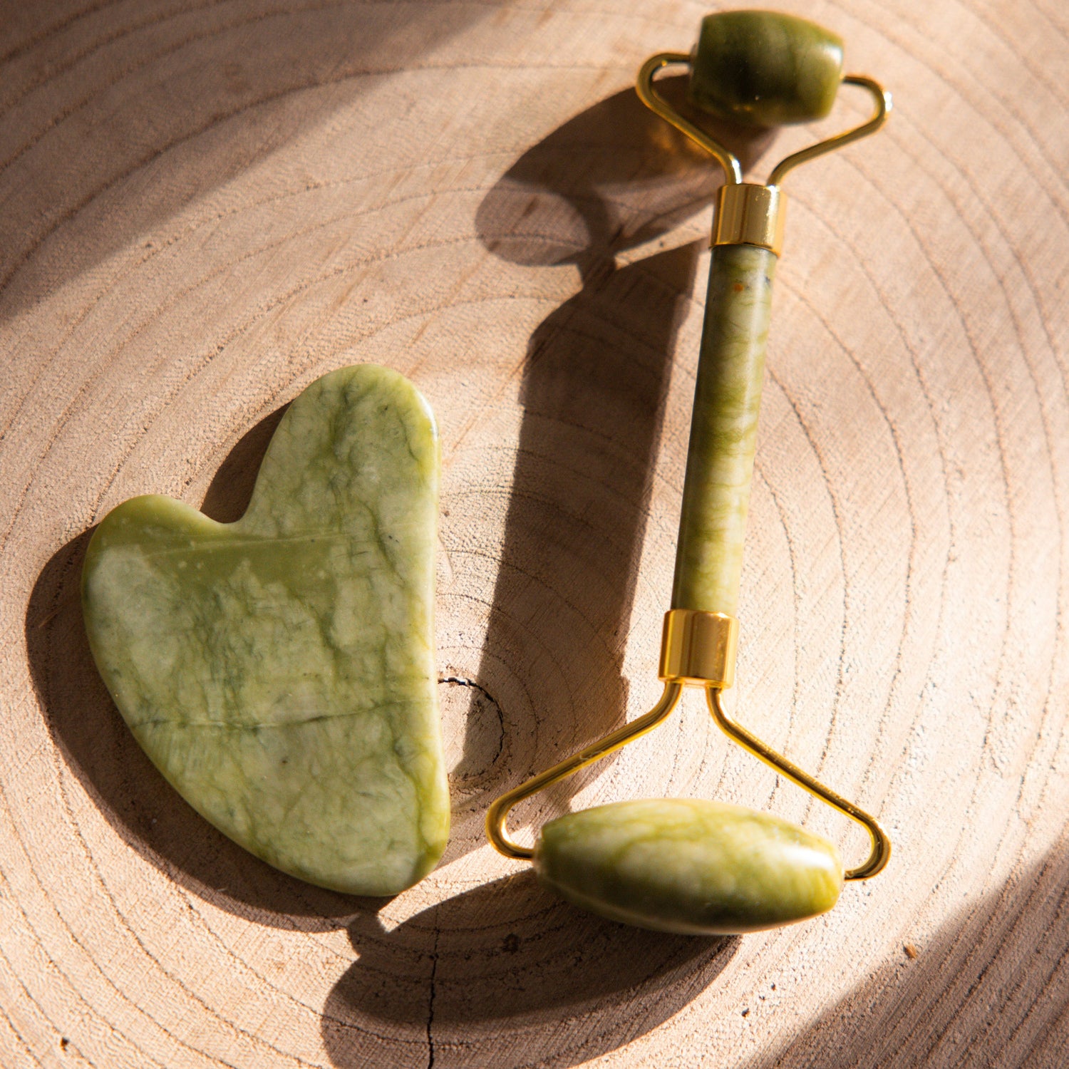 image d'un rouleau de jade et d'un gua sha