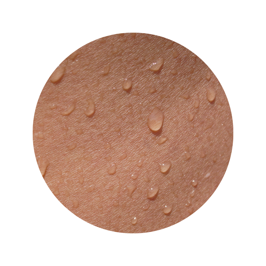 Image d'une peau recouverte de gouttelette d'eau
