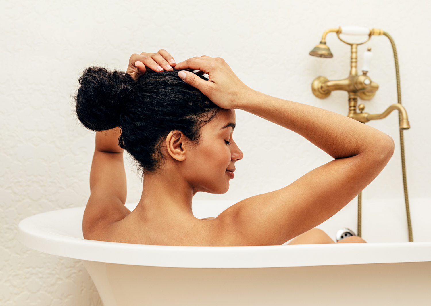 image d'une femme dans sa baignoire prenant soin d'elle