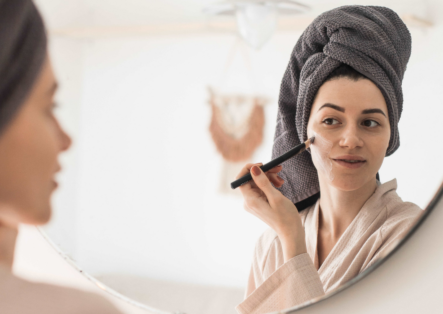 Image d'une femme réalisant son soin du visage à la maison