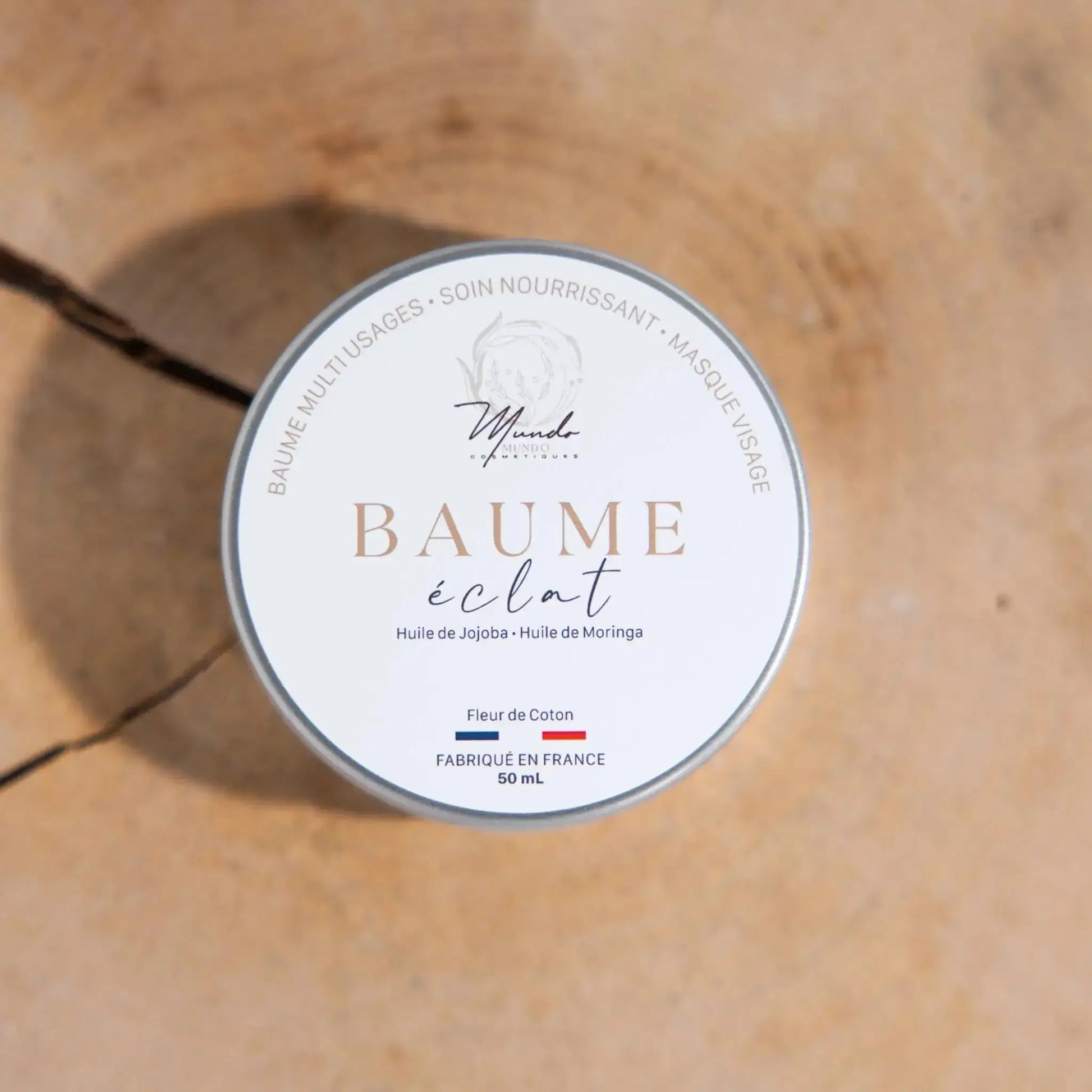 Image du baume éclat fermé posé sur un rondin de bois