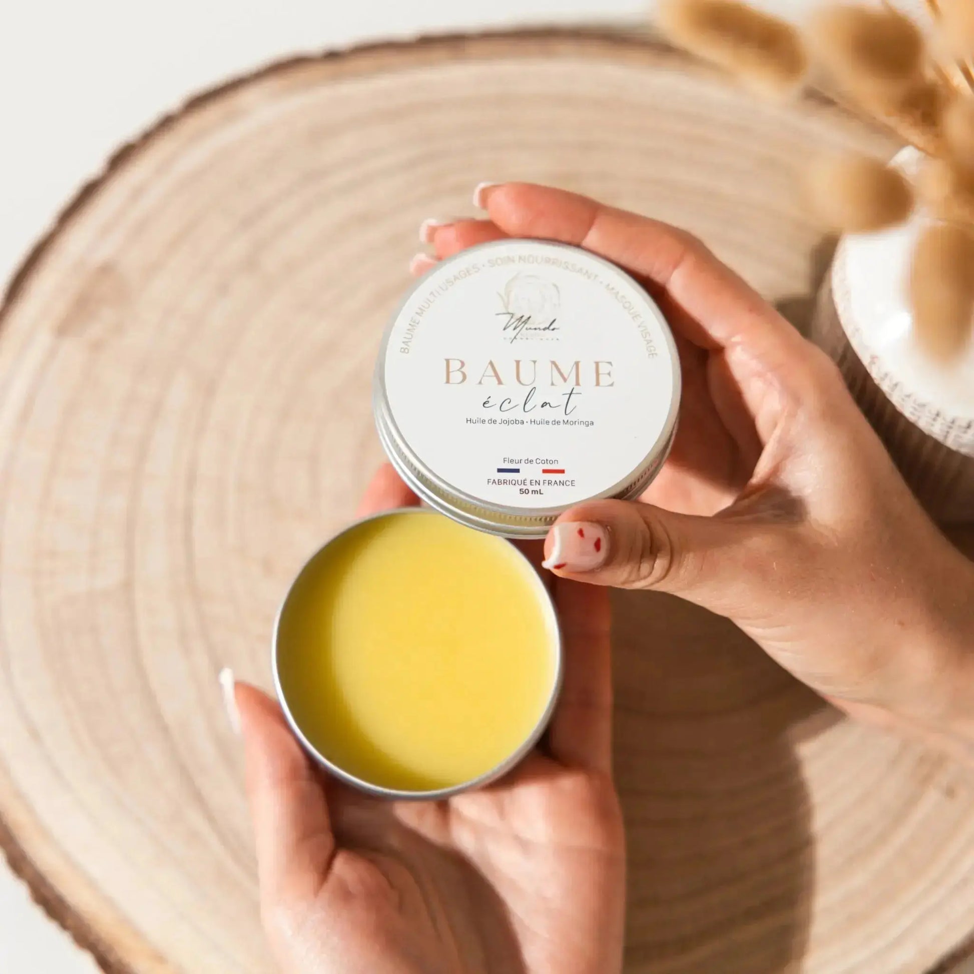 Image du baume éclat mundo en entier avec le couvercle et le pot ouvert laissant voir la texture