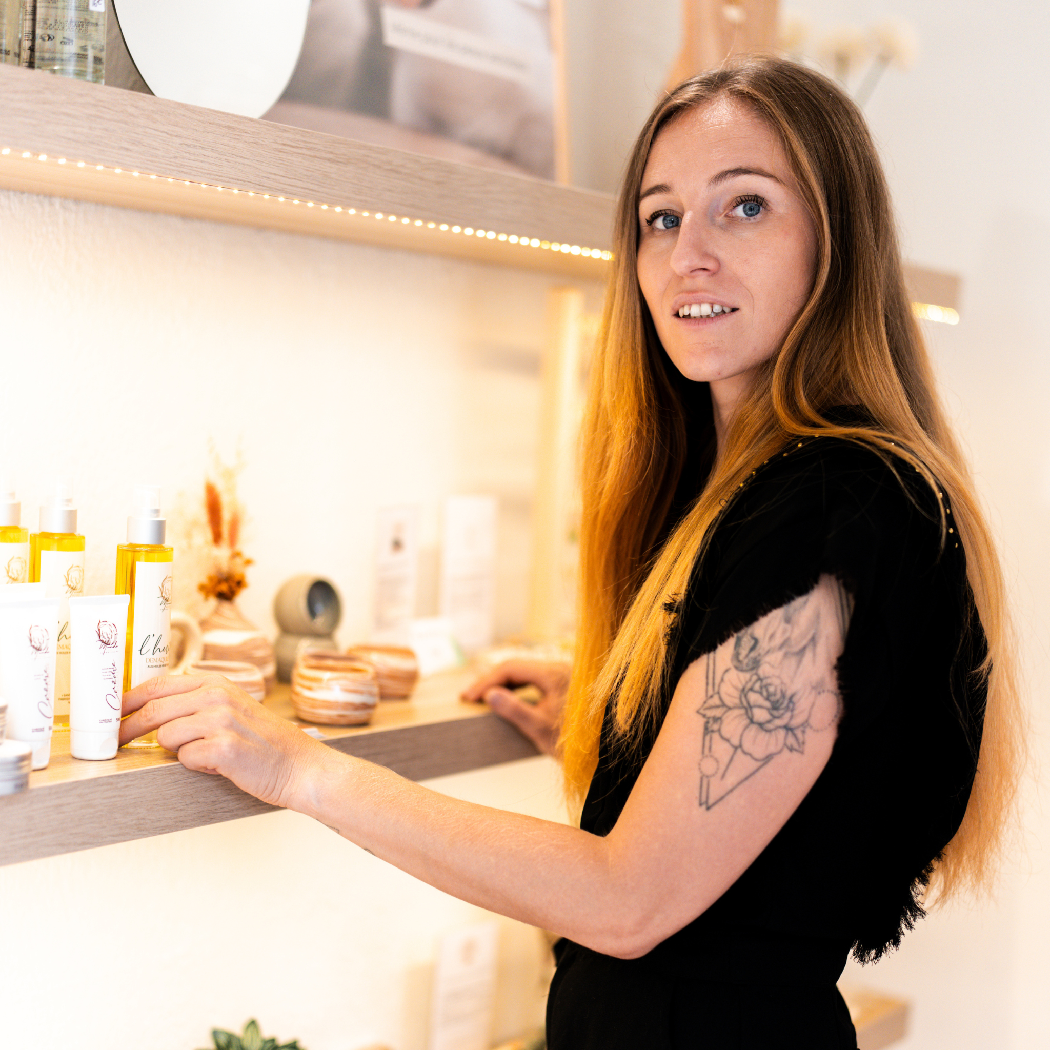 Photo de la gérante de la boutique Mundo, concept store à Cabriès, en Provence. Image