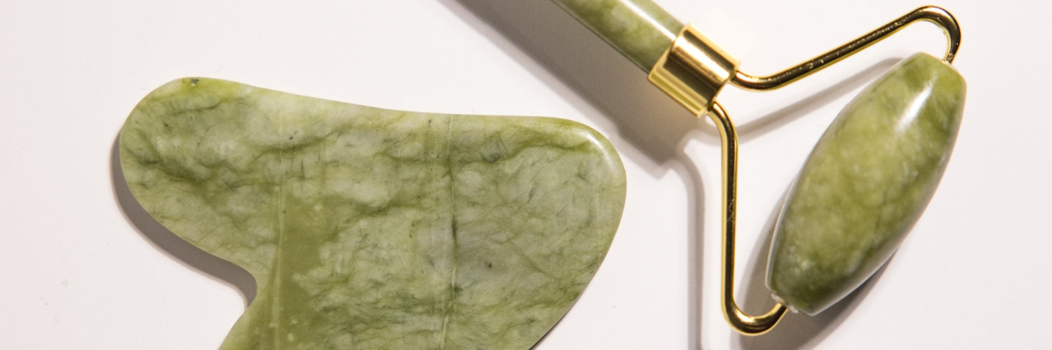 Image d'une pierre de jade et d'un gua sha