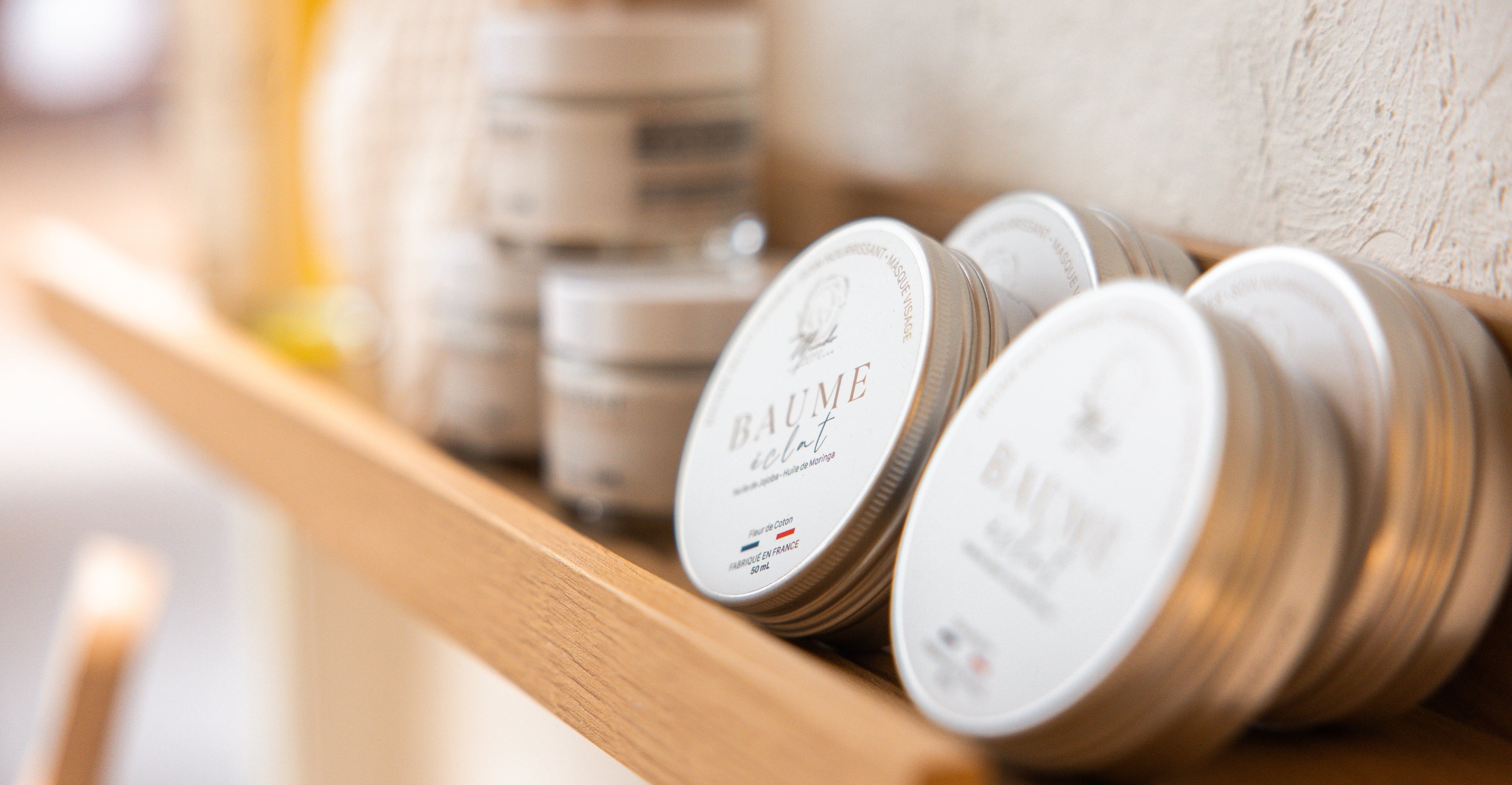 Photo du baume multi usage sur une étagère de la boutique Mundo