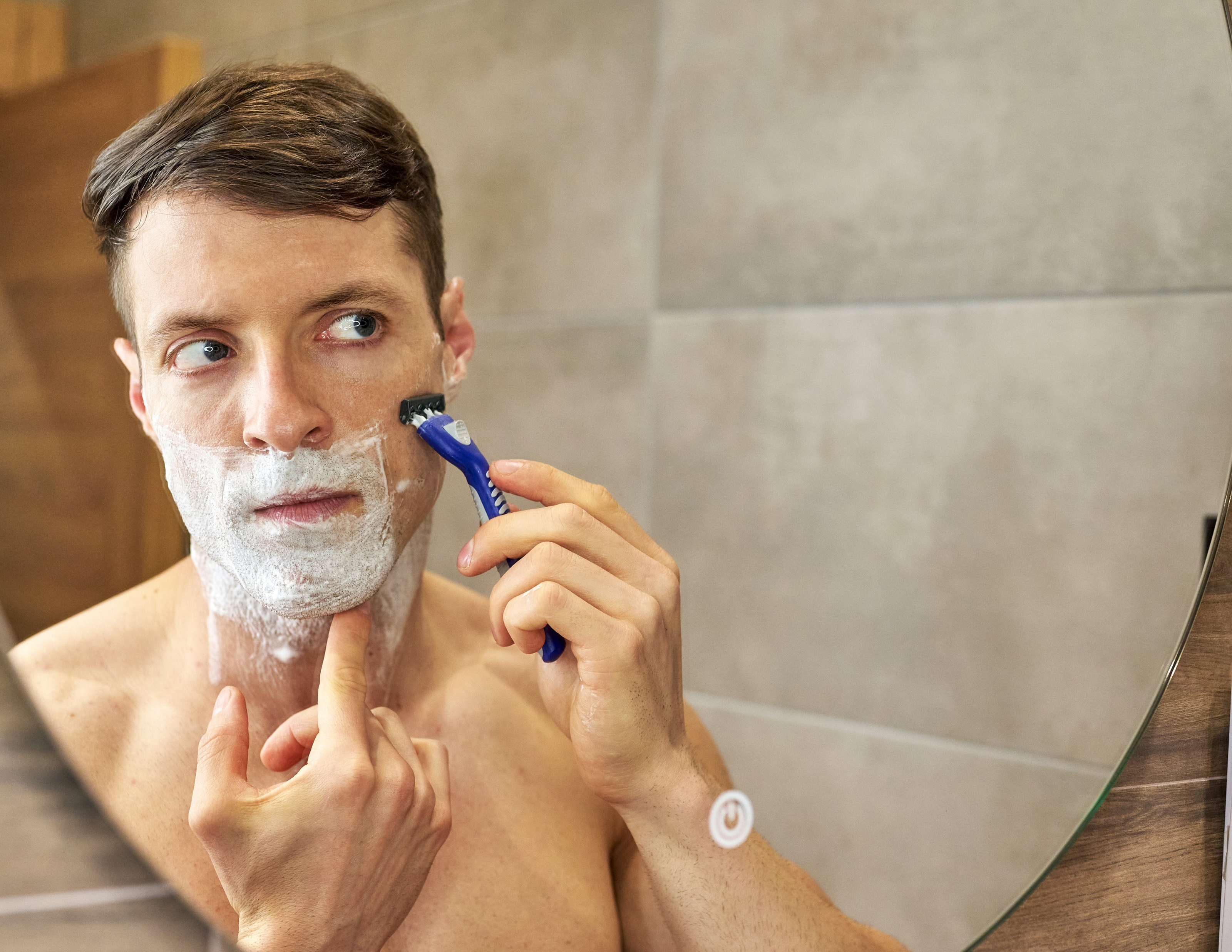 Image d'un homme se rasant la barbe