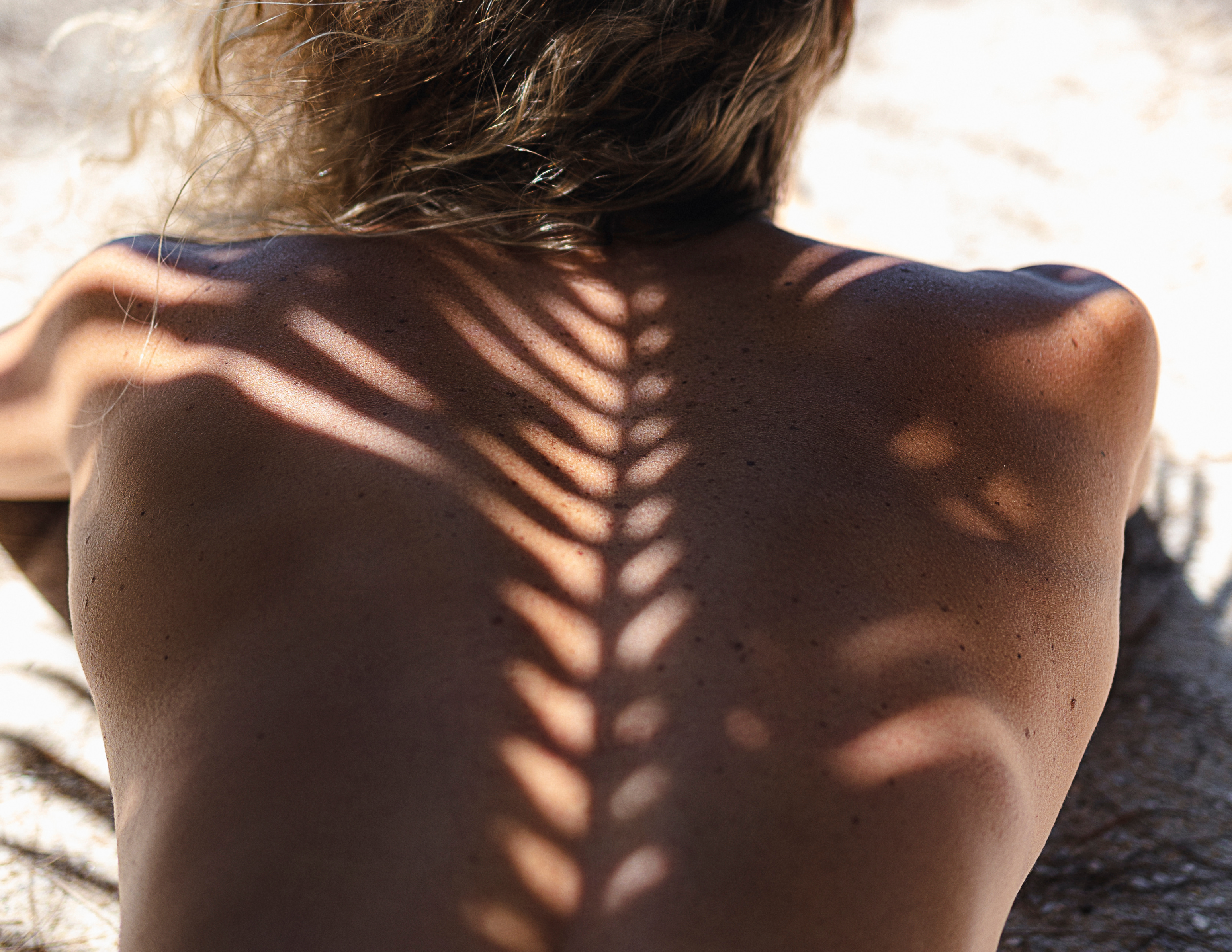 Image d'une femme qui se fait bronzer