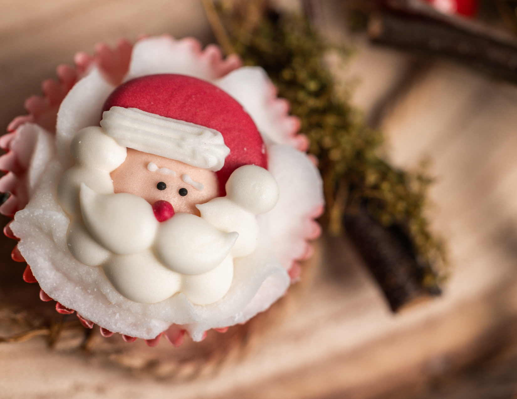 image d'un cupcake de douche effervescent avec un père noel, idée cadeaux pour ado et petit budget 