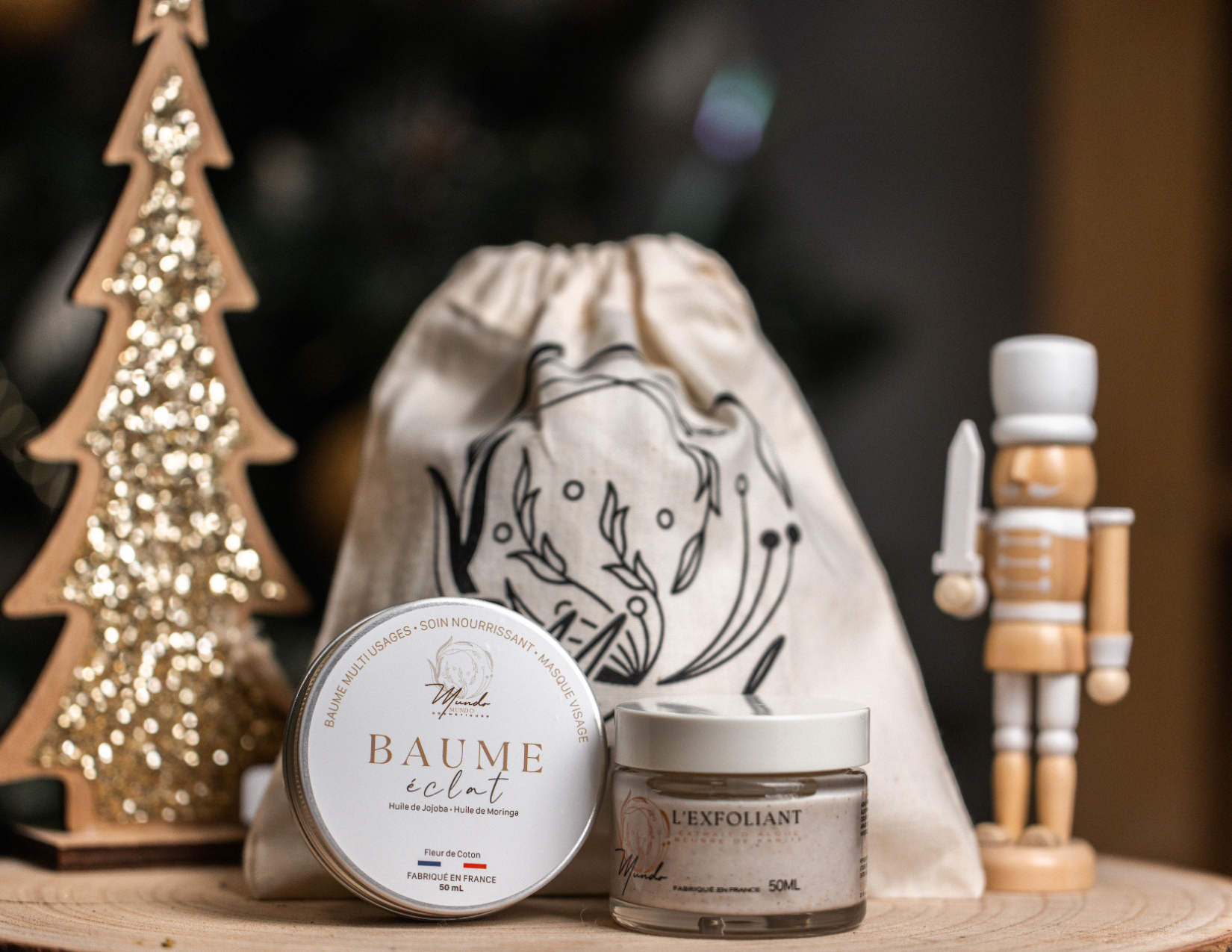 image des coffrets cadeaux de noel Mundo, avec un gommage visage et un baume multi usage, dans un pochon en coton, idée cadeau femme, ado, petit budget