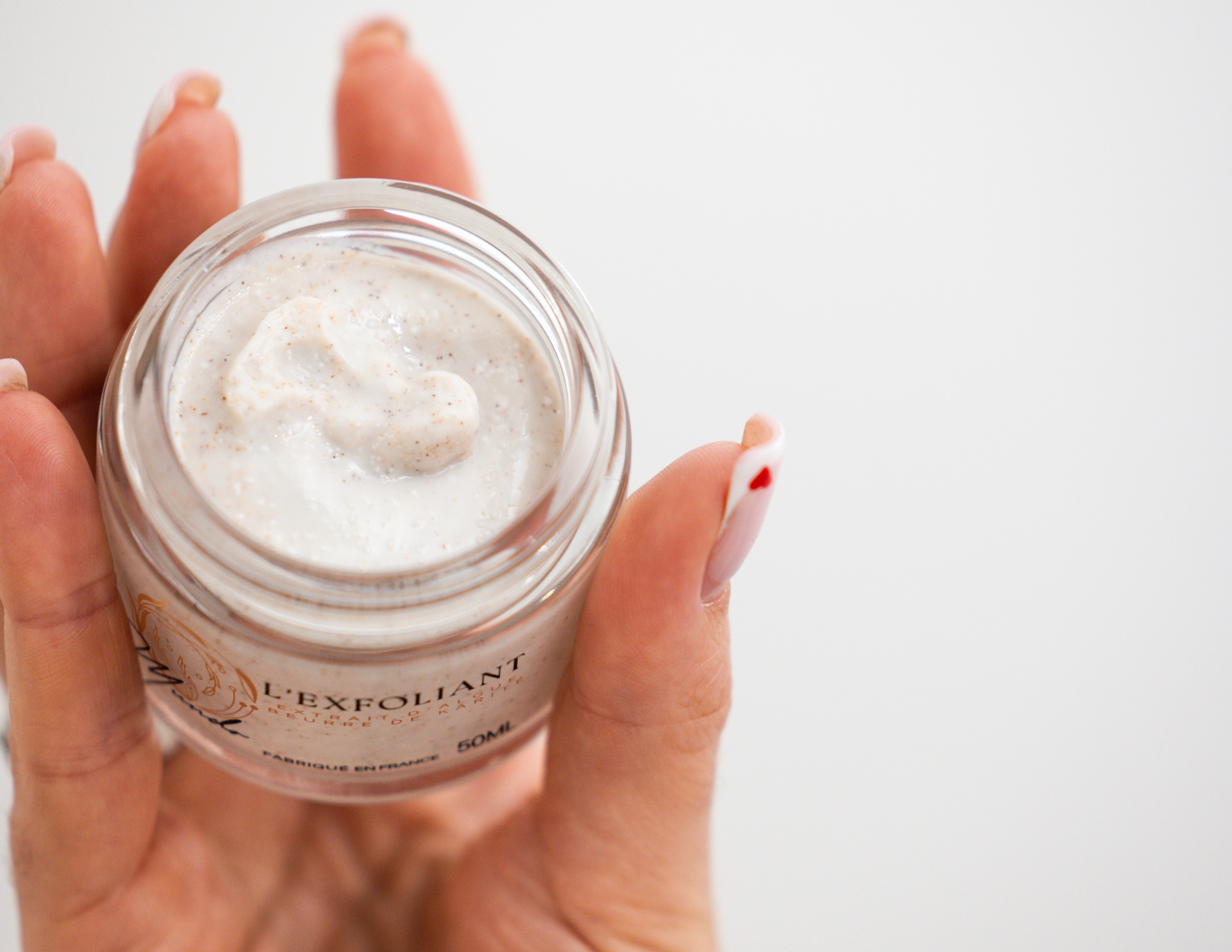 Pot de gommage visage ouvert