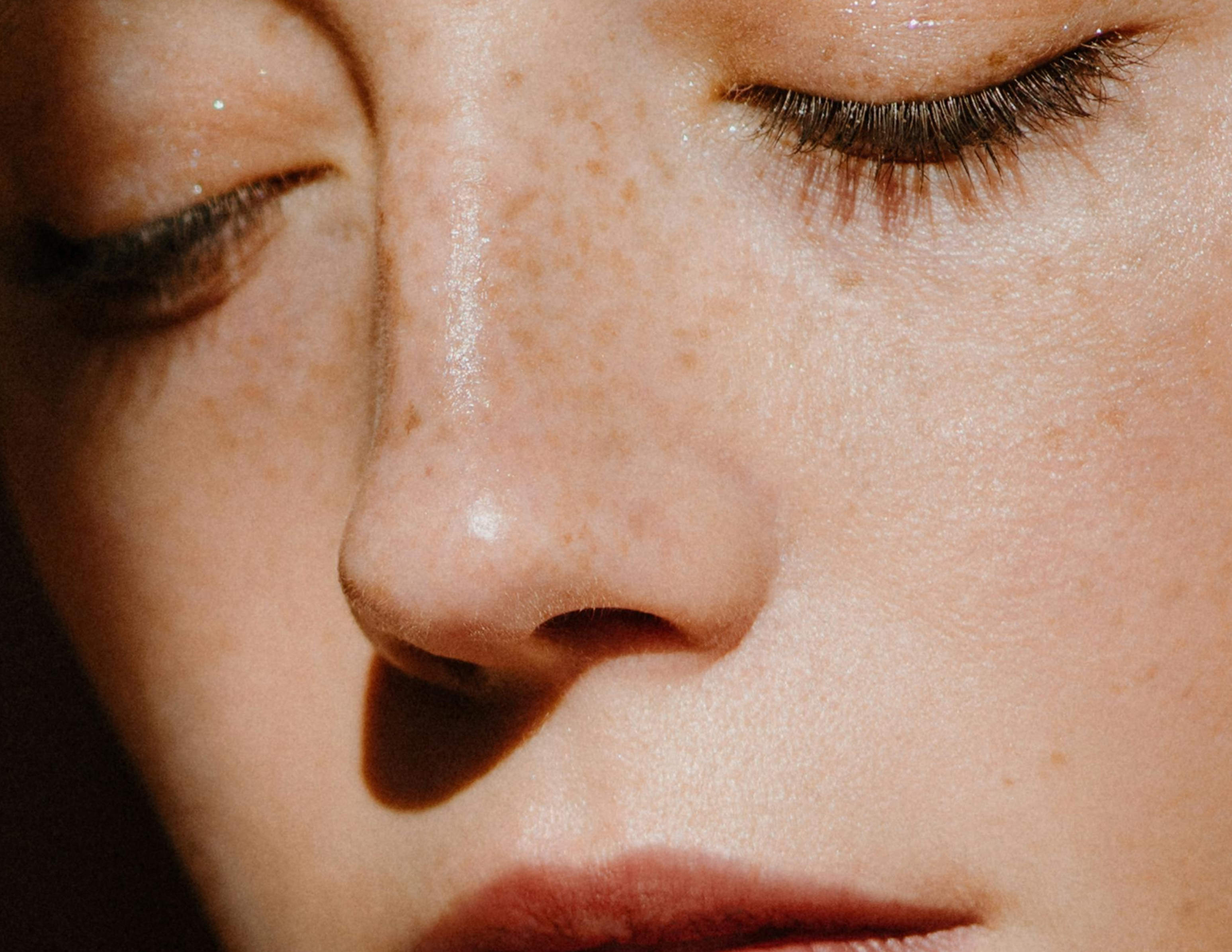 Image d'une femme avec la peau claire et sensible