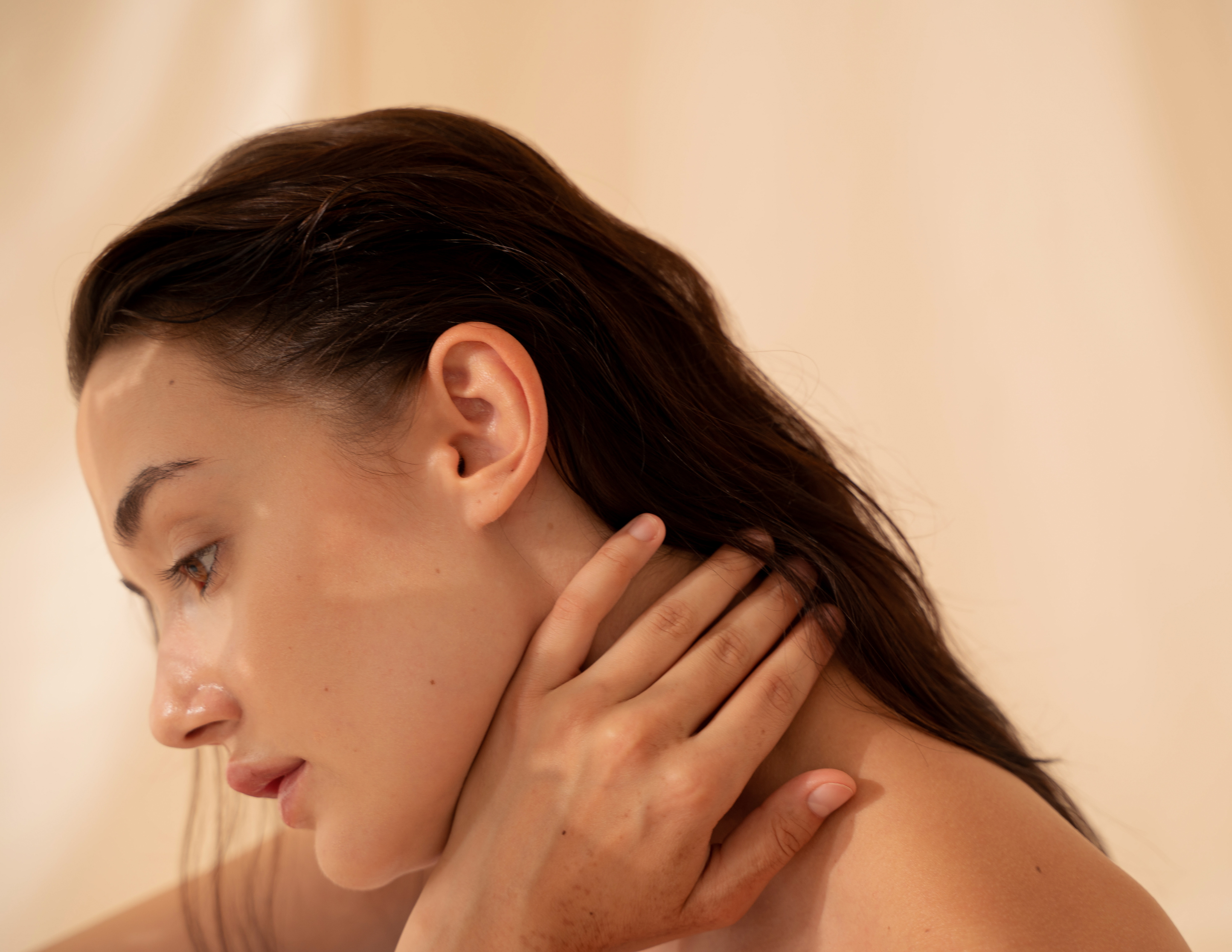Image d'une femme préoccuper par sa peau sèche 