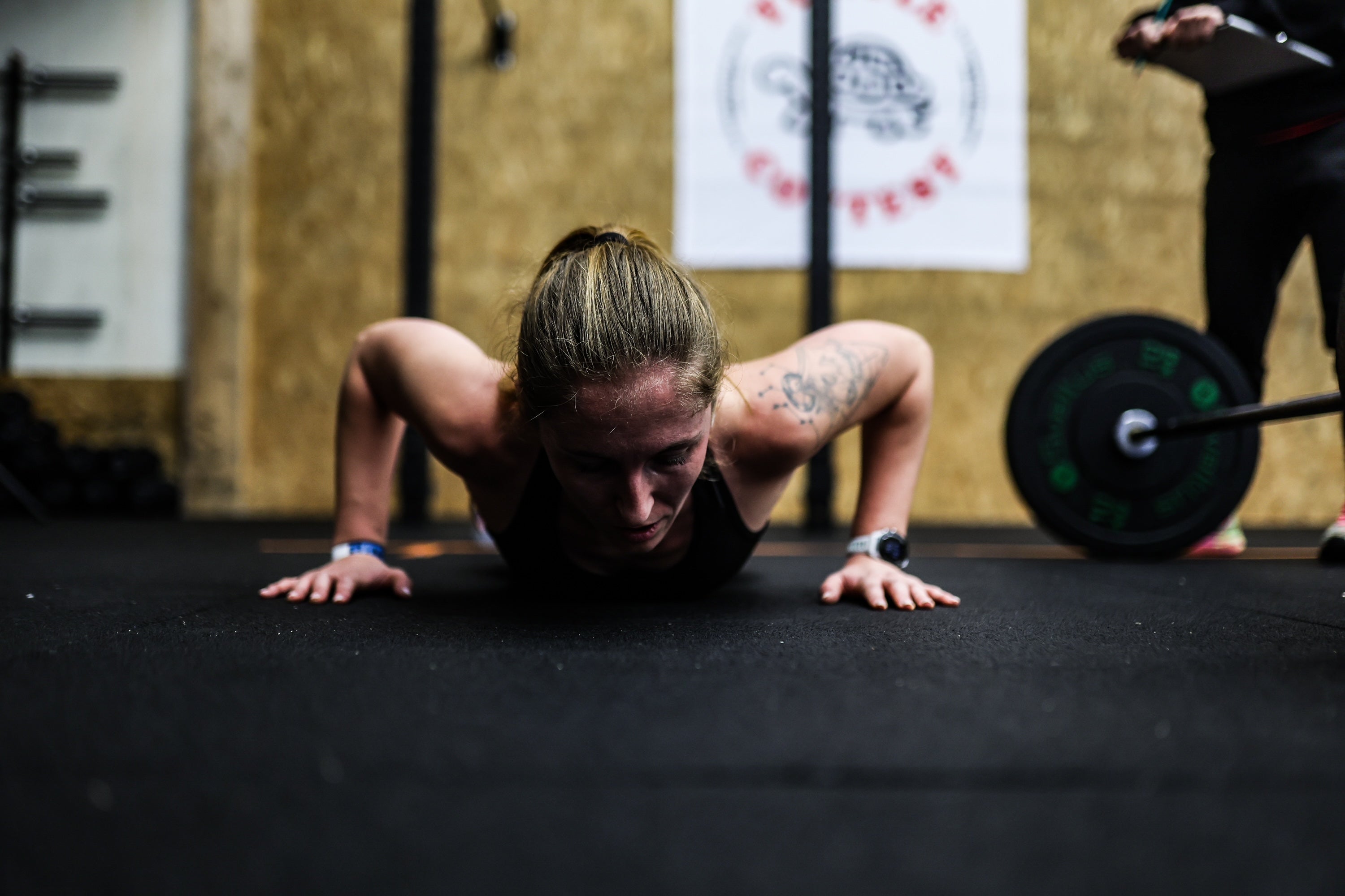 Image d'une femme dans la pratique du sport, plus précisément de pompes (push upà  Image