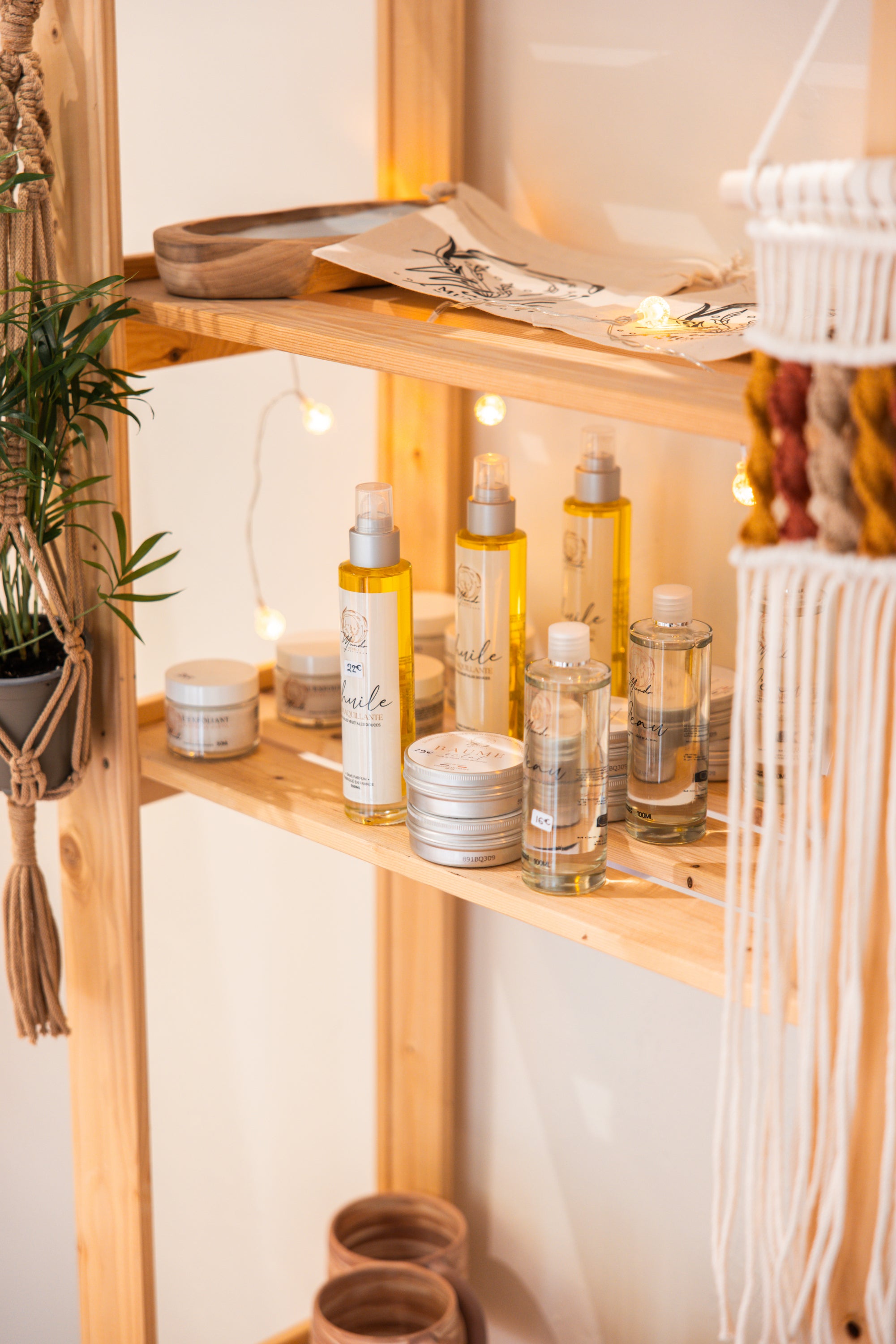 Photo d'une étagère au sein de la boutique Mundo à Cabriès, qui montre les produits cosmétiques Mundo Image