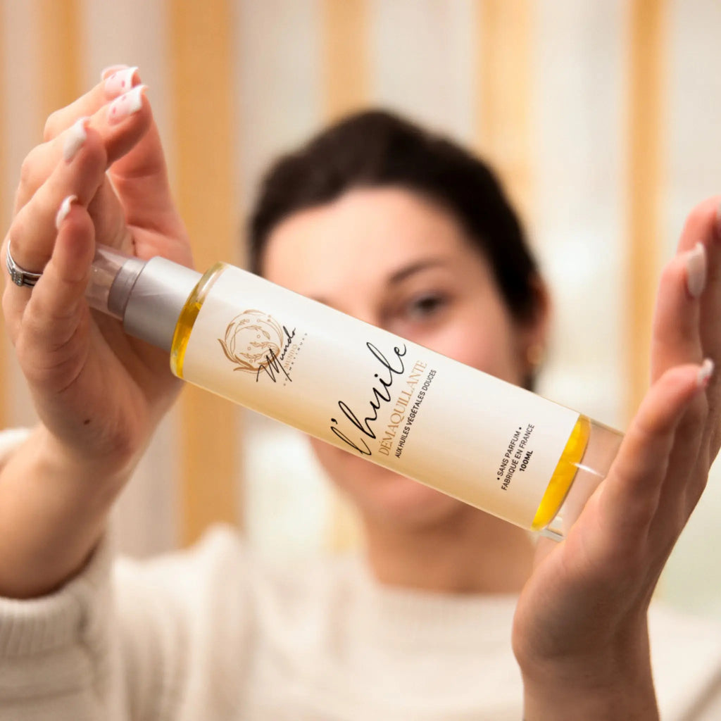 Image de l'huile démaquillante Mundo penchée entre les mains d'une femme