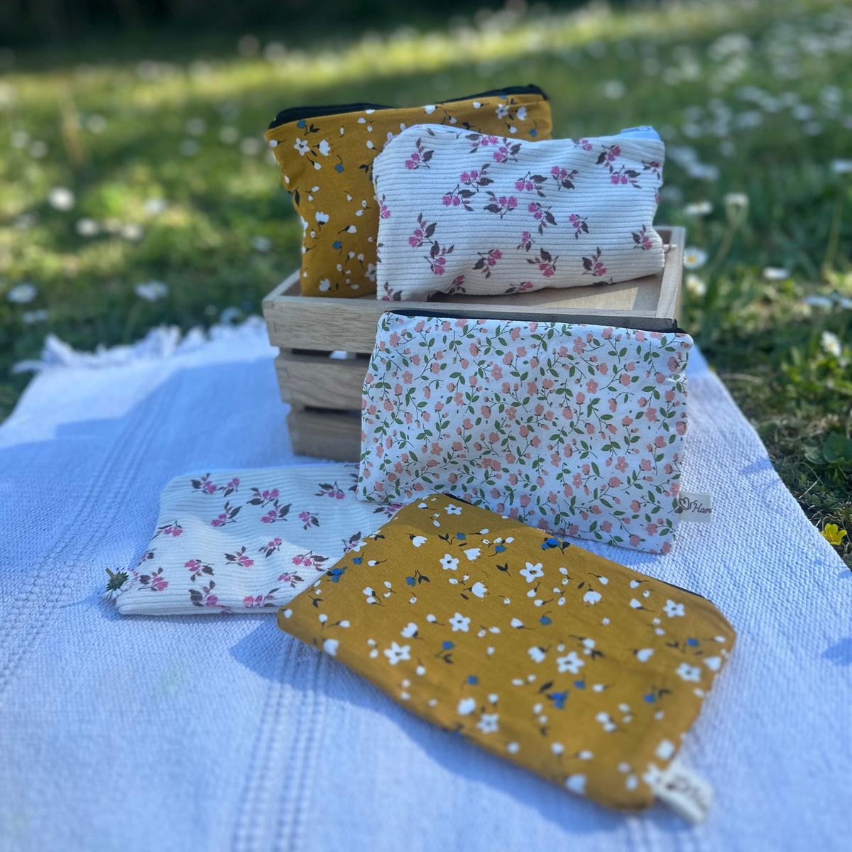 Coffret fête des mères – Trousse fleurie + baume éclat & savon naturel (3 coloris) Mundo